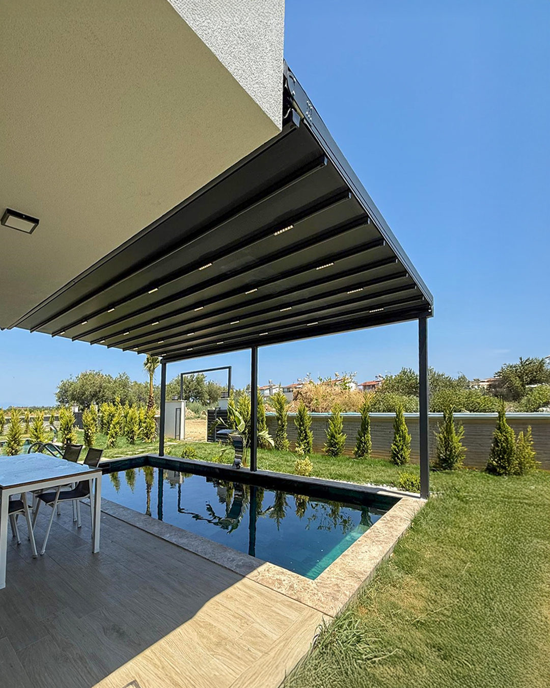 Havuz kenarında otomatik pergola tente uygulaması